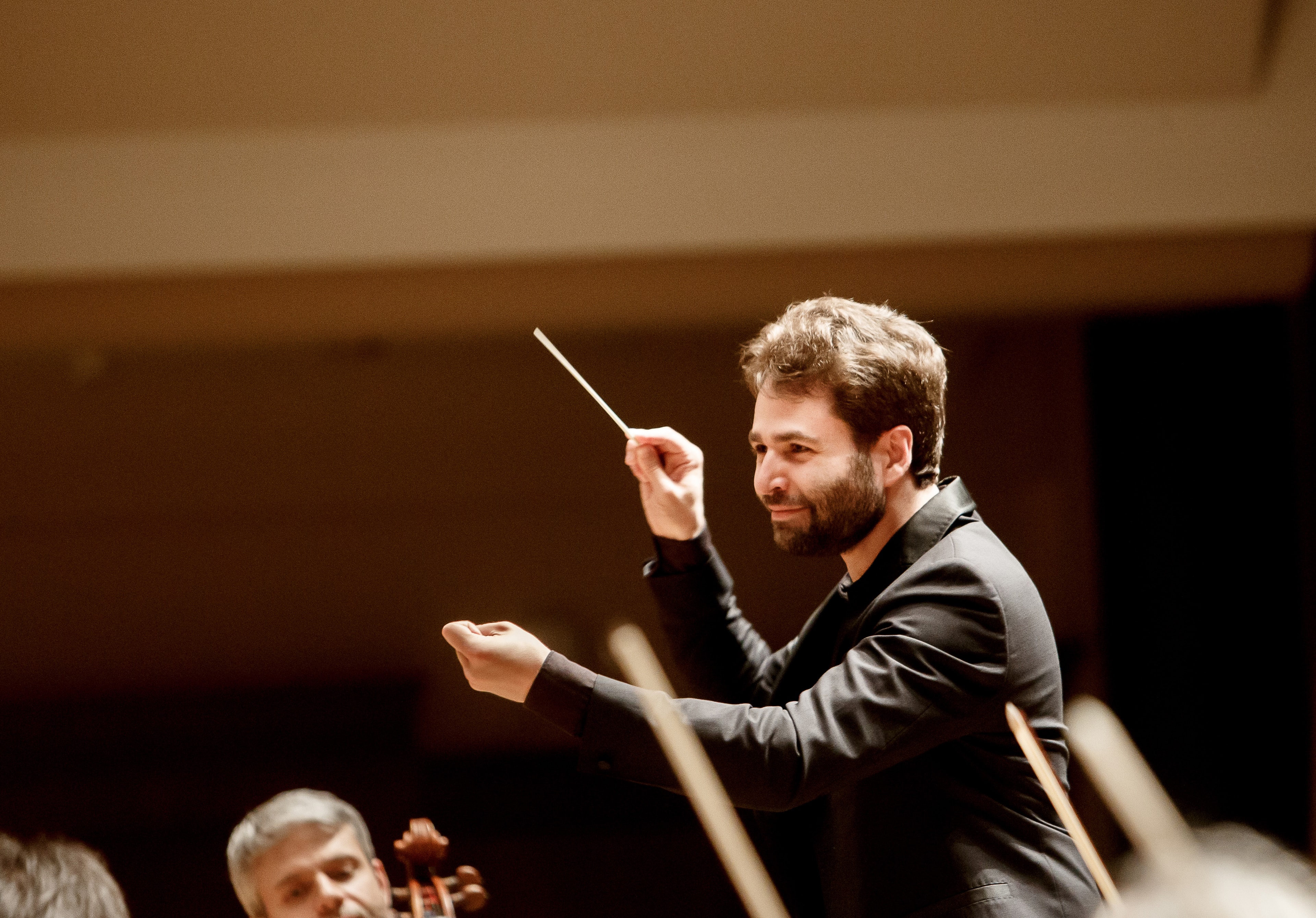 Simon Edelmann conducting an orchestra